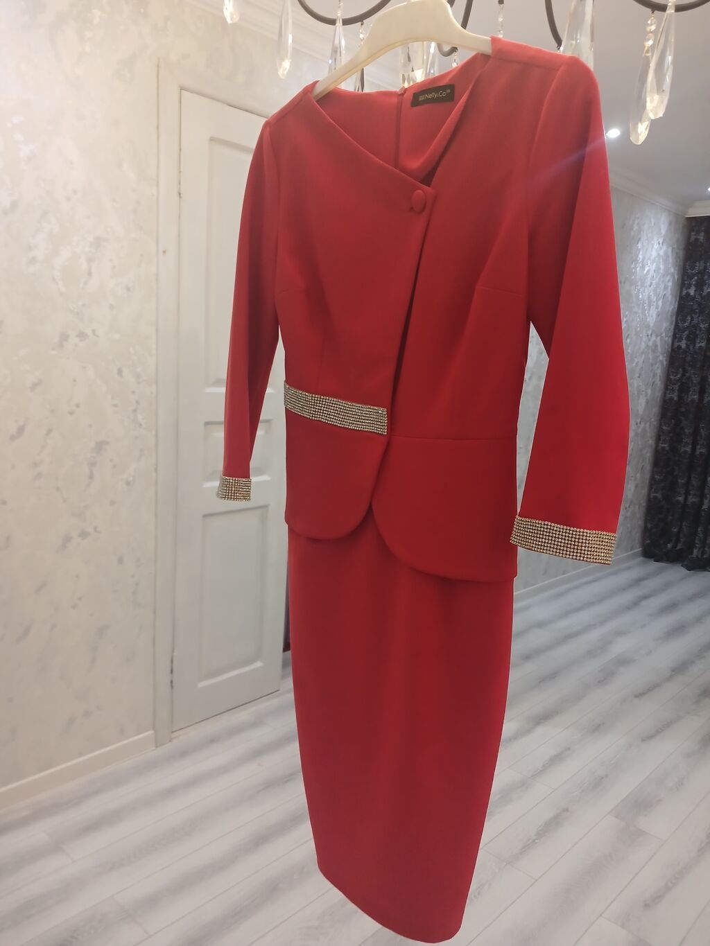 Qırmızı dəbli qadın kostyum-don 36 bədən - Model: qələm kəsimli, dizə — Kostyum, Saatlı (3)