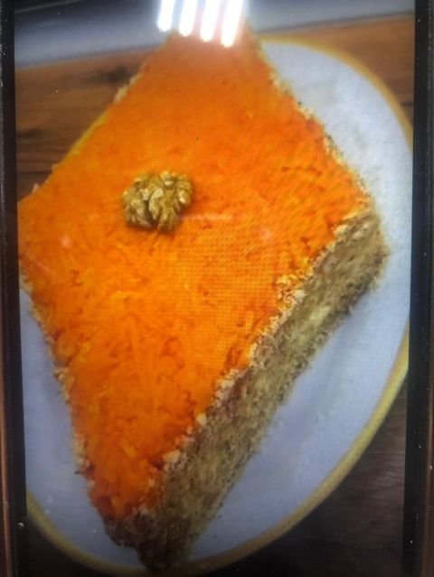 Yerkökü tortu (carrot cake) dilimi - Üstü rəndələnmiş yerkökü ilə — Bakı
