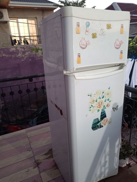 İki qapılı Indesit soyuducu - Üst hissədə dondurucu, alt hissədə — Bakı