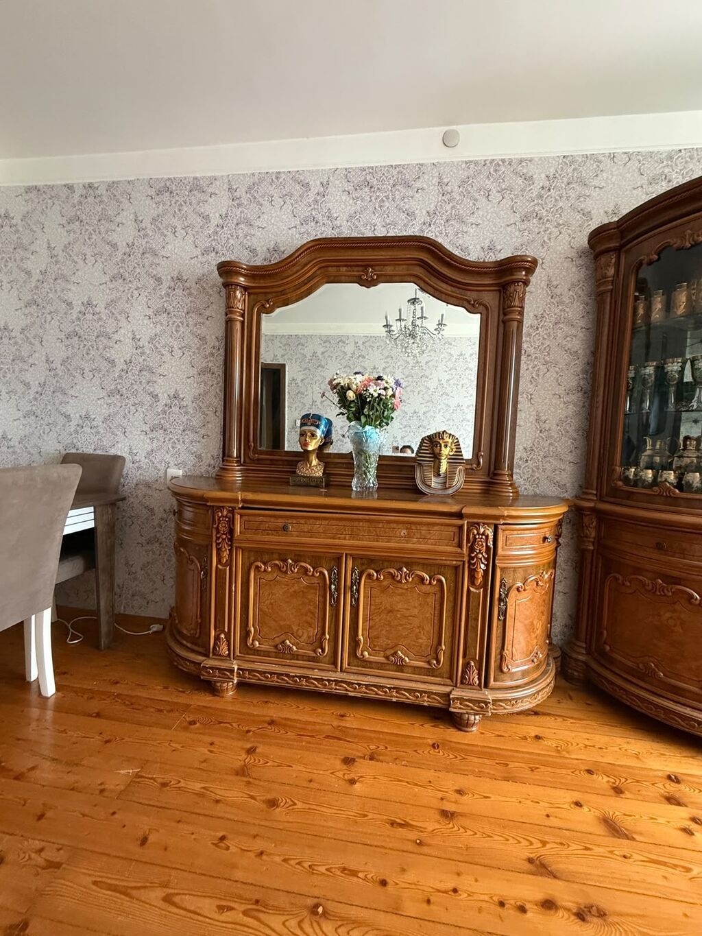 Klassik üslubda qonaq otağı üçün vitrindən və güzgülü konsoldan ibarət — Qonaq otağı üçün, Bakı (2)