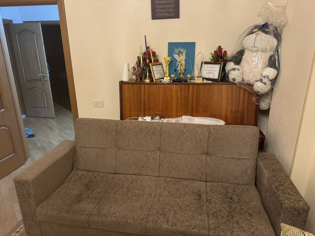 Qəhvəyi rəngdə, yüksək arxa dayaqlı, üç oturacaqlı divan. - Parça — Divanlər, Masazır