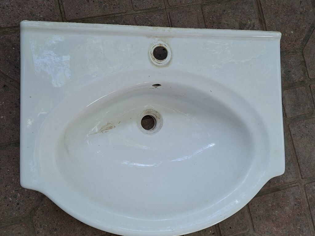 Ağ keramika hamam/lavabo qabı (divara montaj üçün) satilir. Isteyenler — Lavabolar, Bakı (2)