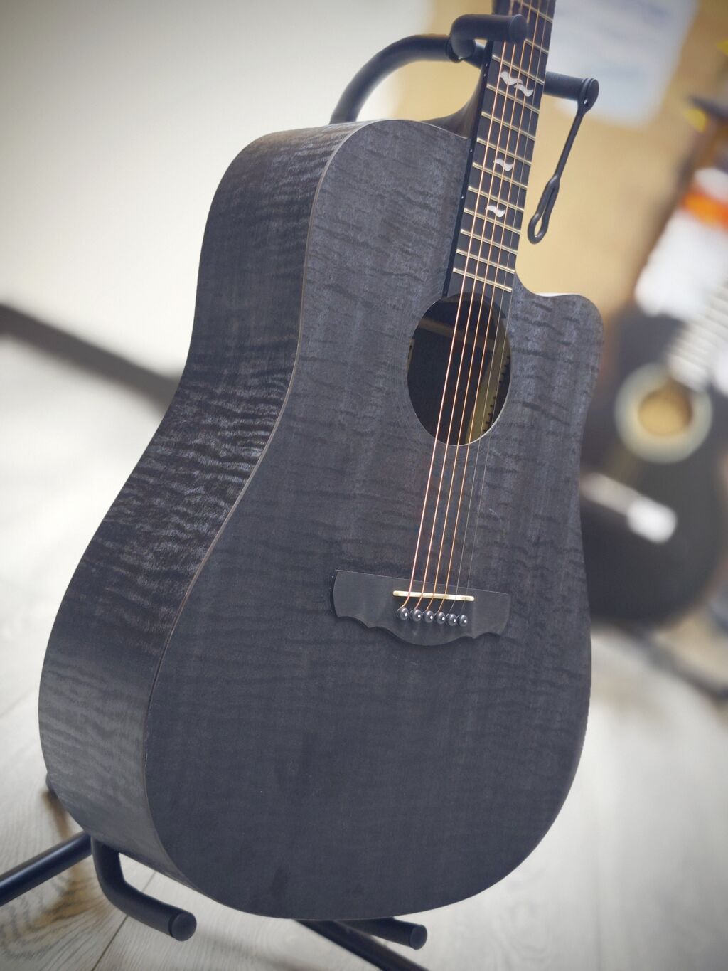 Akustik gitara Rast musiqi aletleri maģazasinin ünvanları 1 — Gitarlar və digər simli alətlər, Bakı (2)