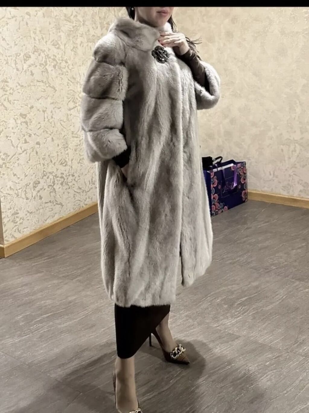 Kristina brendi kürk palto - Rəng: açıq boz/boz-bej tonları - Model — Şubə, Bakı (6)