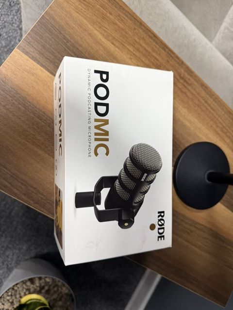 Røde PodMic – dinamik podcast mikrofonu Qutusu mövcuddur. masaüstü — Bakı