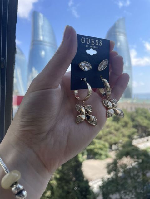 Guess Los Angeles sırğa dəsti - Brend: Guess - Rəng və örtük: Qızılı — Bakı