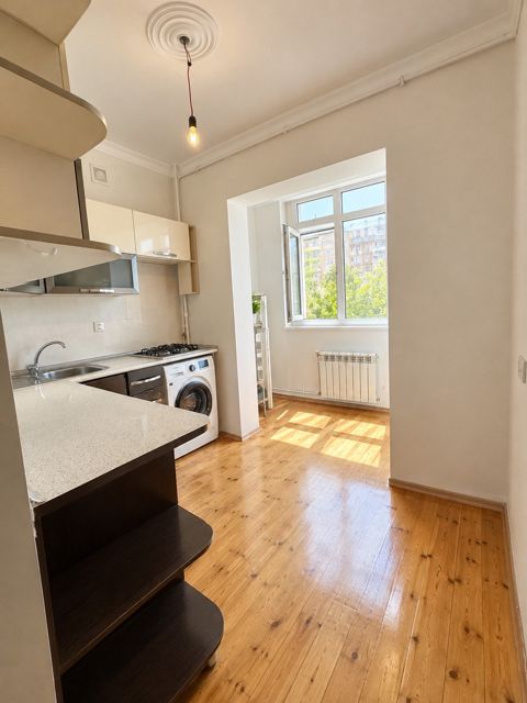 Satılır 2 otaqlı köhnə tikili 65 m² — Bakı