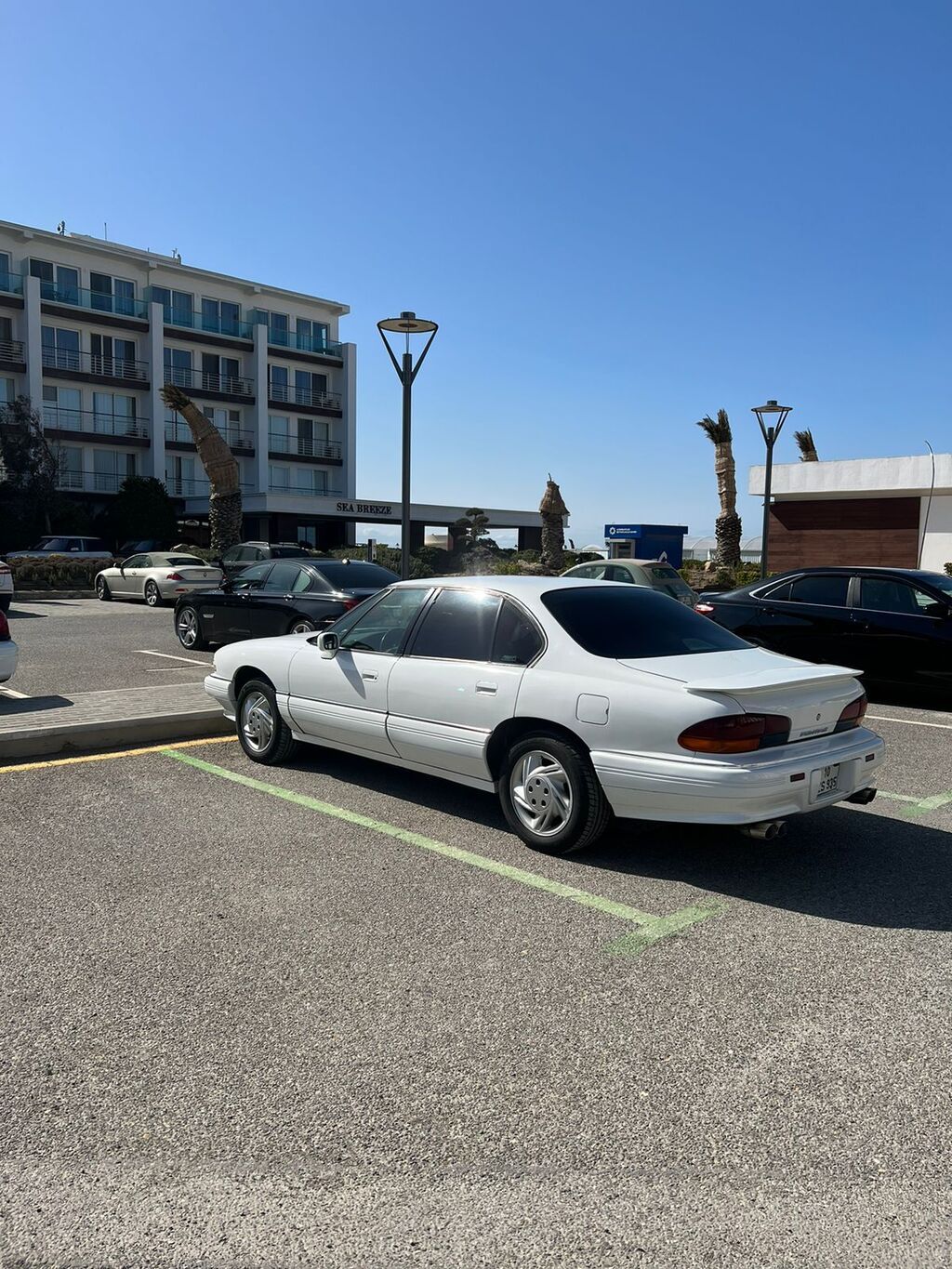 Pontiac Bonneville sedan – ağ rəng, tam ölçülü Amerikan sedanı. salam — Avtomobillər, Bakı (2)