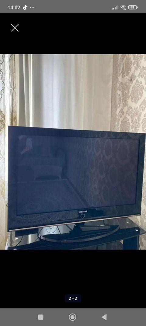 Samsung televizor - Ekran ölçüsü: təxminən 40–43 düym (şəkilə əsasən — Bakı