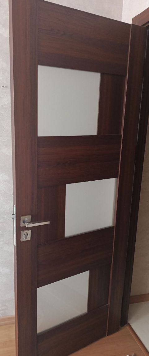 Daxili qapı – tünd qoz rəngli, şüşə panellərlə(3 eded satılır istifade — Xırdalan