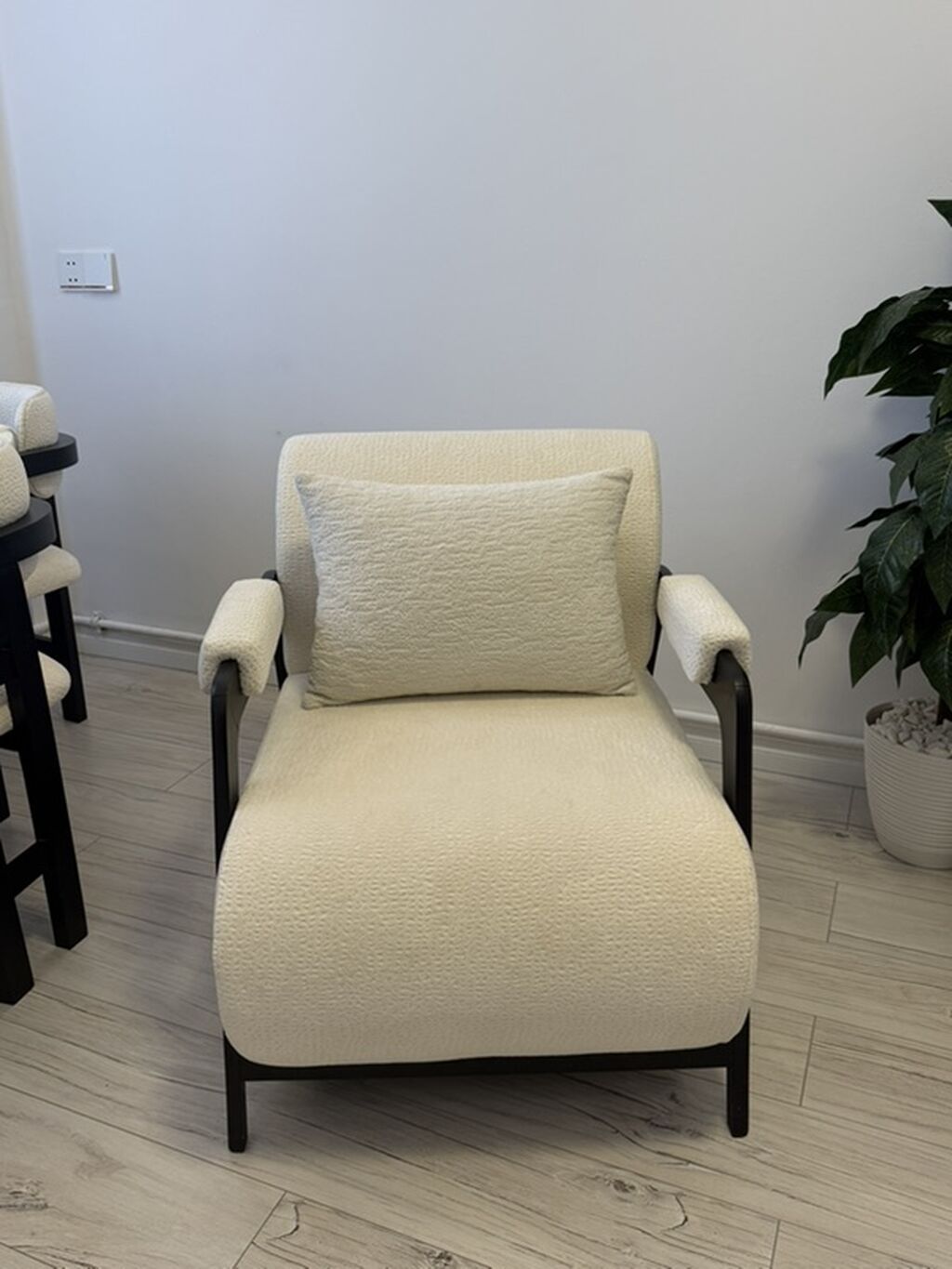 Müasir dizaynlı rahat kreslo - Rəng: krem/ivori - Material: yumşaq — Kreslolar, Xırdalan