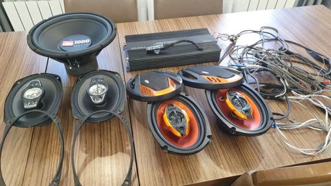 Maşın audiosistemi dəsti bütün şünurlar mövcutdu kalonkanin her biri — Digah