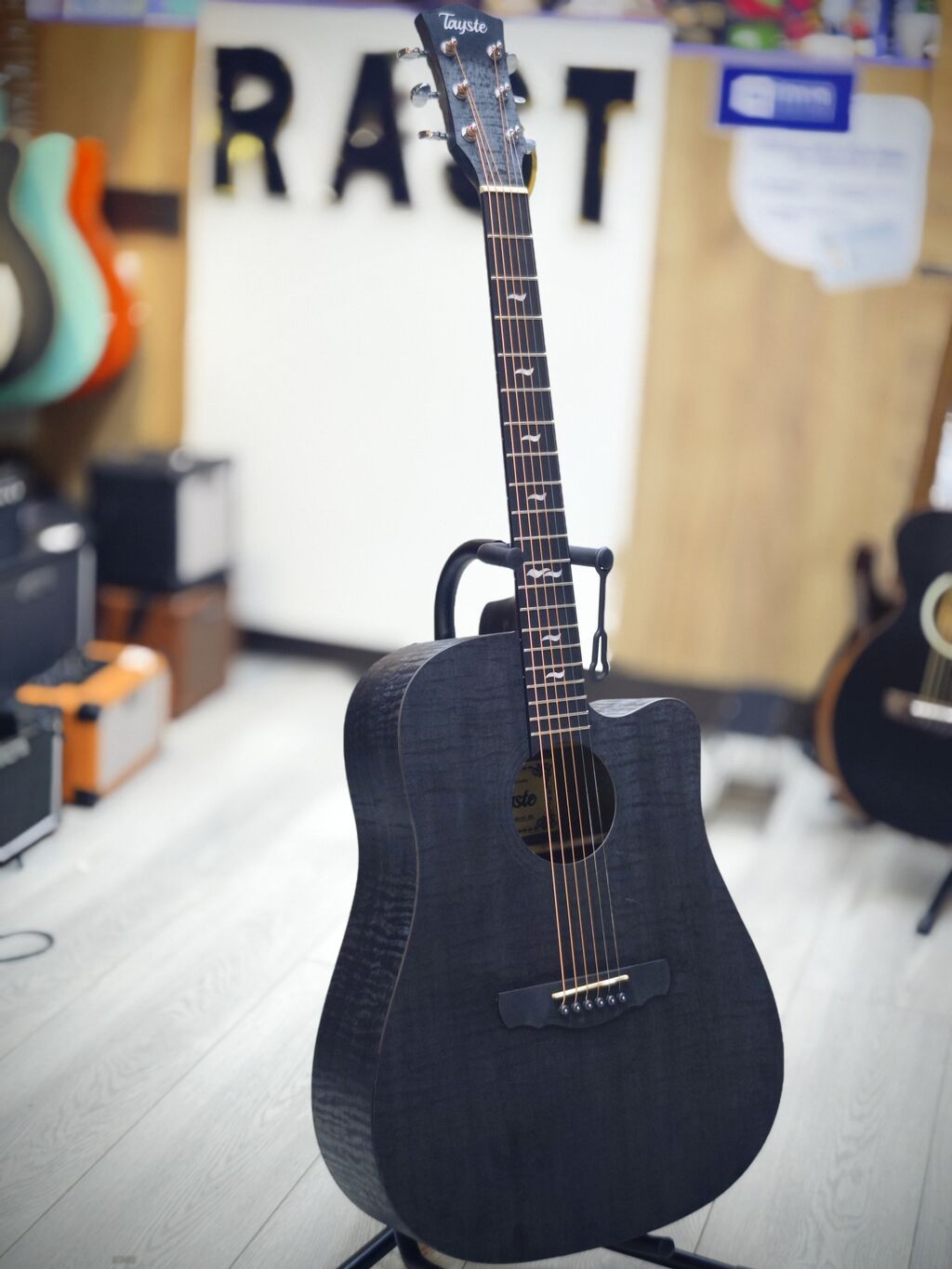 Akustik gitara Rast musiqi aletleri maģazasinin ünvanları 1 — Gitarlar və digər simli alətlər, Bakı
