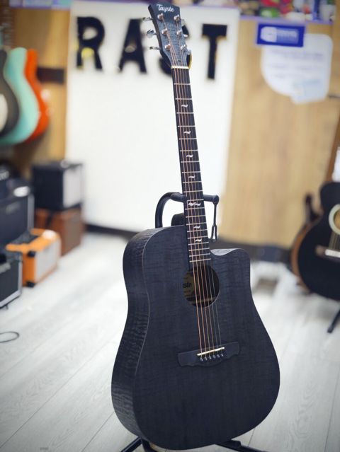 Akustik gitara Rast musiqi aletleri maģazasinin ünvanları 1 — Bakı