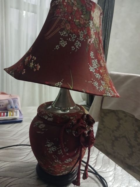 Masaüstü dekorativ lampa - Klassik dizaynlı, çiçək naxışlı parça — Saatlı