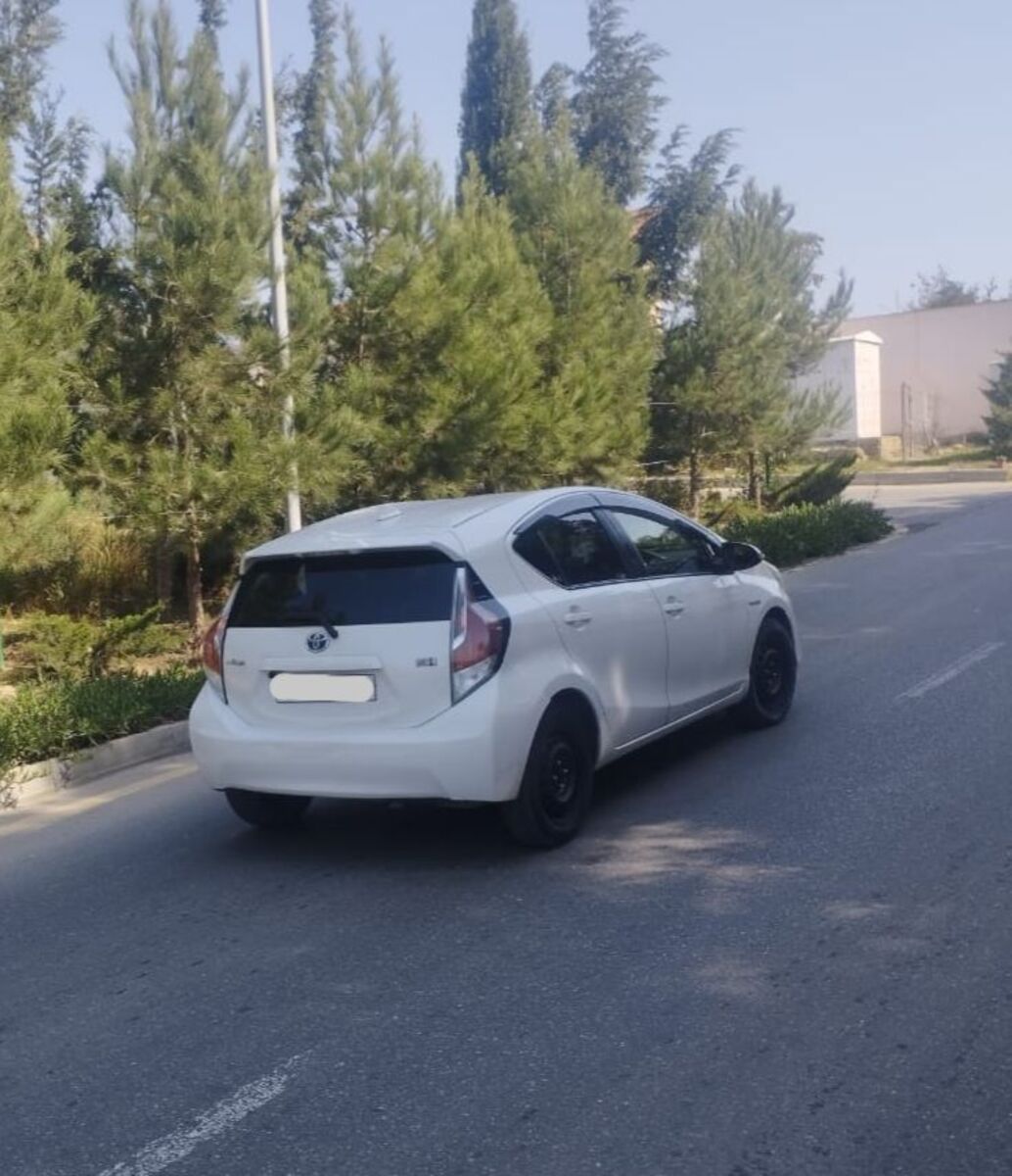 "Toyota Aqua Prius 2016" icarəsi — Avtomobil icarəsi, Bakı (7)