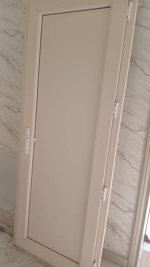 PVC qapı – bej rəngdə, sadə və modern dizayn. - Material: PVC — Masazır