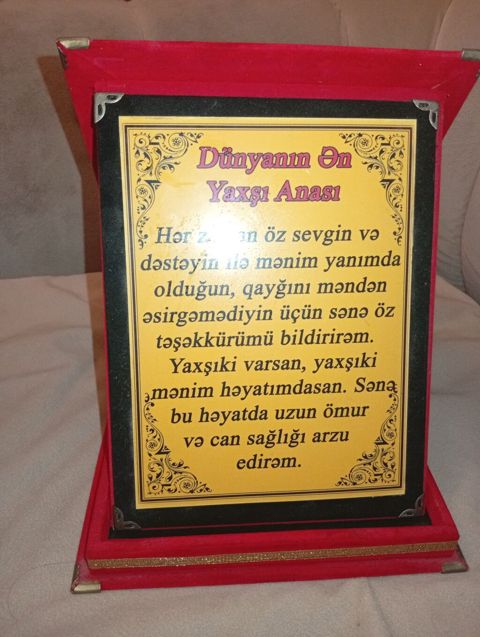 Hədiyyəlik plaket – “Dünyanın Ən Yaxşı Anası” mövzulu - Qırmızı — Bayram ləvazimatları