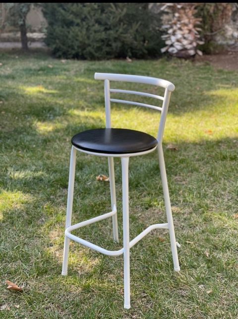 Metall bar taburesi - Minimalist dizayn: Ağ rəngli metal karkas, incə — Digah