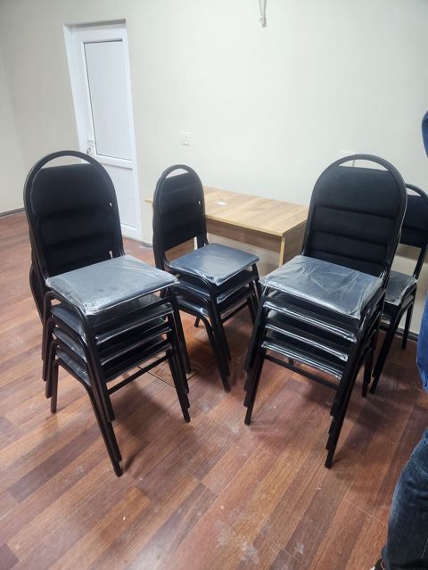 Ofis masası və yığılan stul dəsti - Masalar: taxta teksturalı, düz iş — Digah