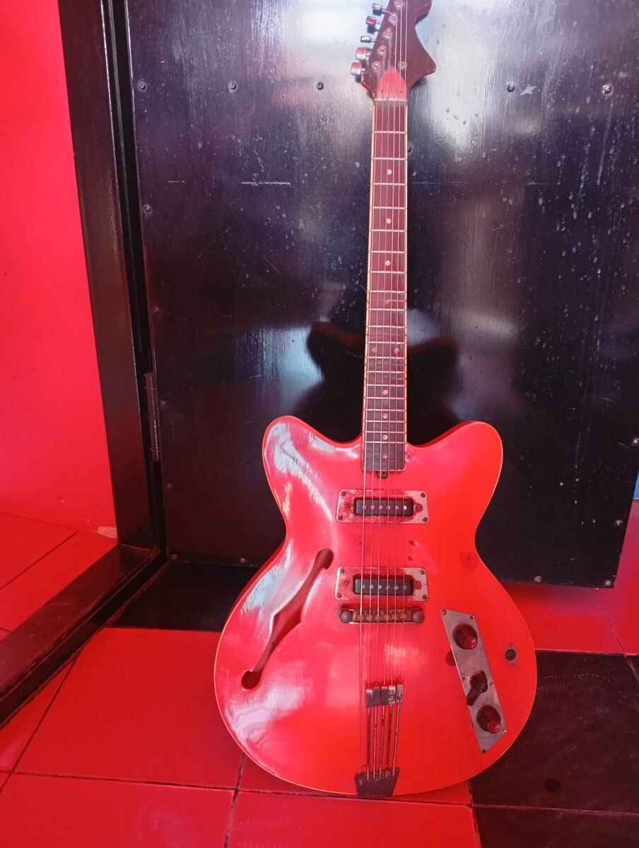 Elektro gitara — Musiqiə alətləri, Xaçmaz