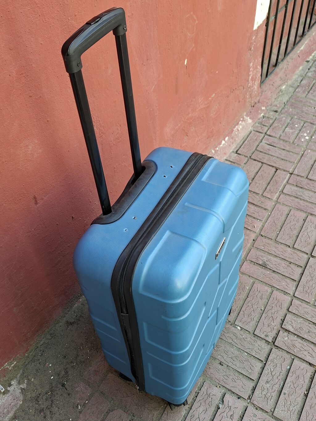 Borelli sərt korpuslu səyahət çamadanı satilir. Isteyenler elaqe — Çamadanlar, Bakı (4)