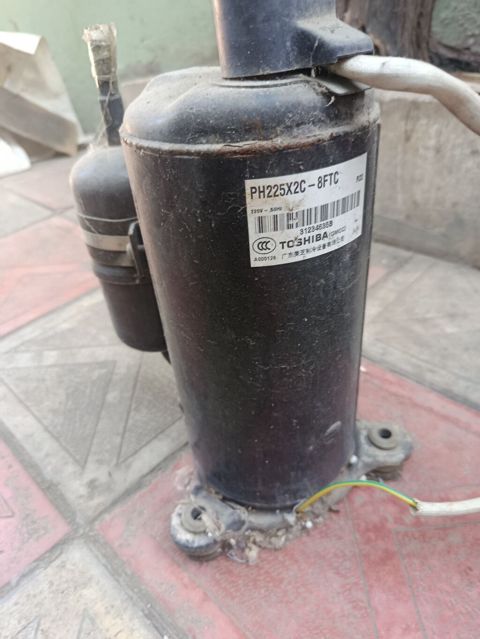 Əla vəziyyətdədi Toshiba 12000BTU səssiz işləyir — Industrial