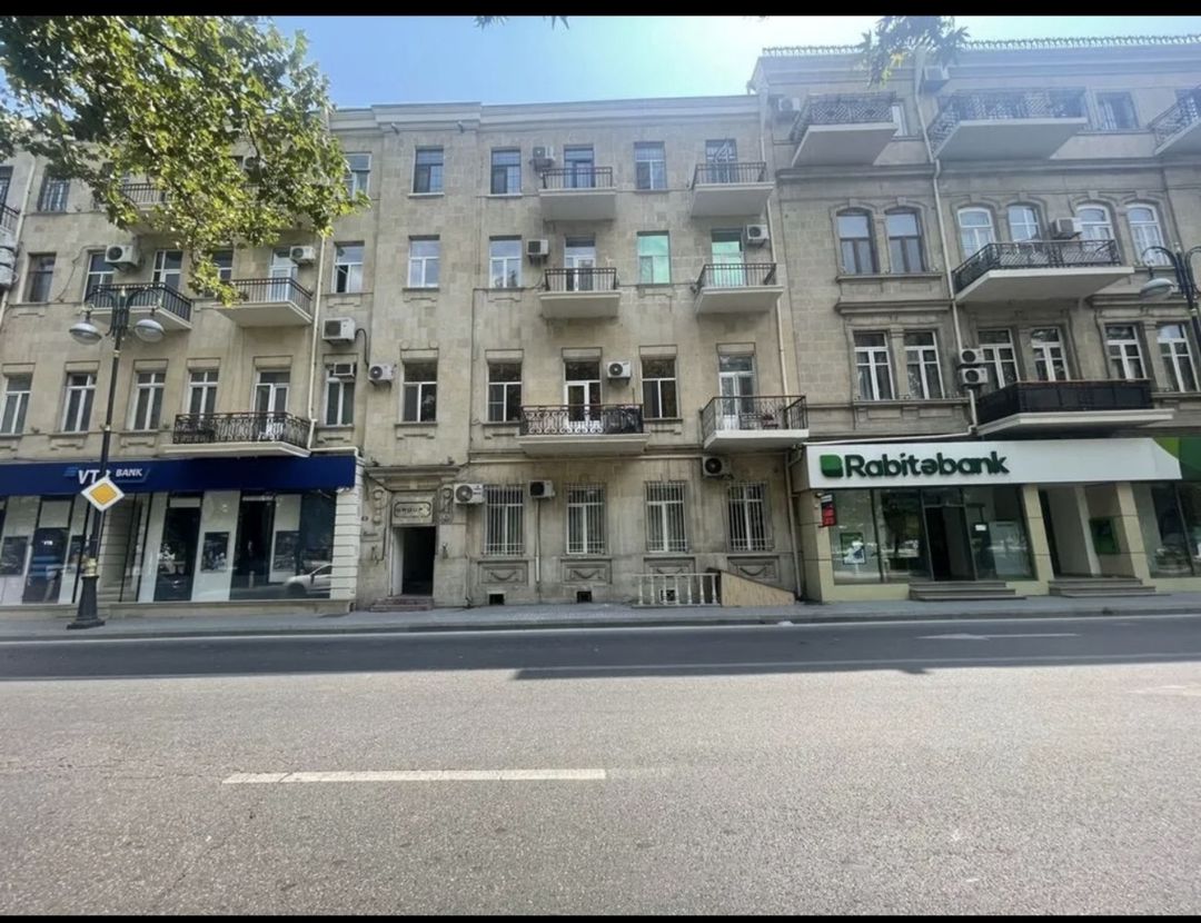 Satılır 4 otaqlı köhnə tikili 130 m² — Mənzil, Bakı