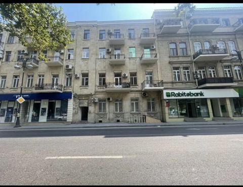 Satılır 4 otaqlı köhnə tikili 130 m² — Bakı