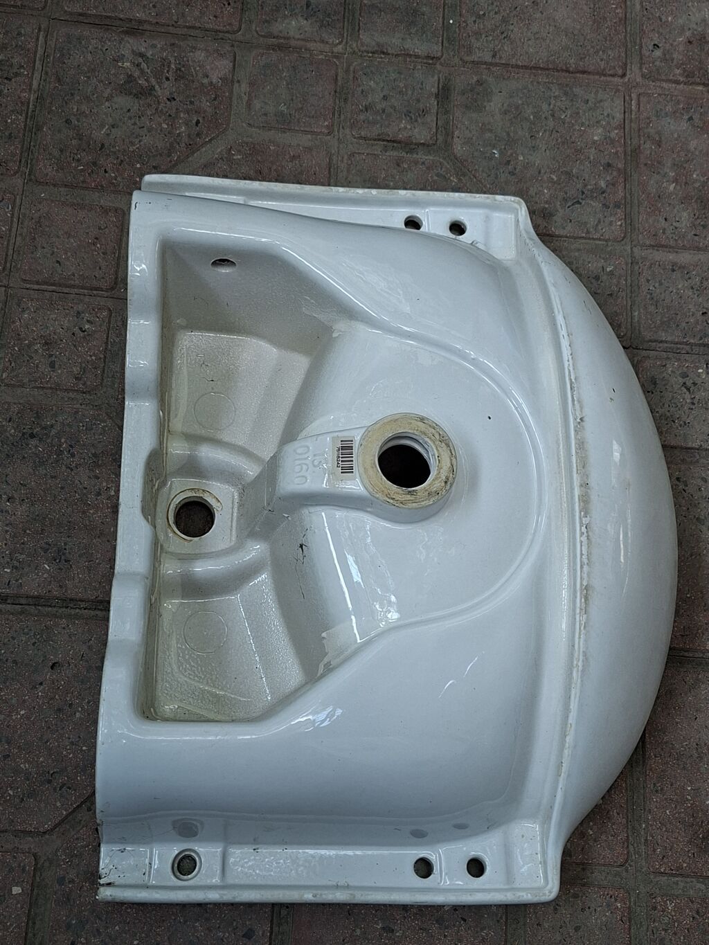 Ağ keramika hamam/lavabo qabı (divara montaj üçün) satilir. Isteyenler — Lavabolar, Bakı (4)