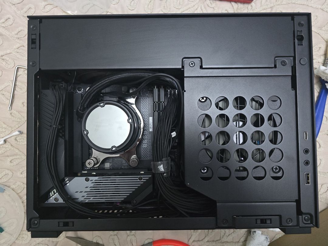 Premium SFF PC 7800X3D RX 7900 GRE Lian Li A4-H2O — Masaüstü kompüterlər, Bakı (4)