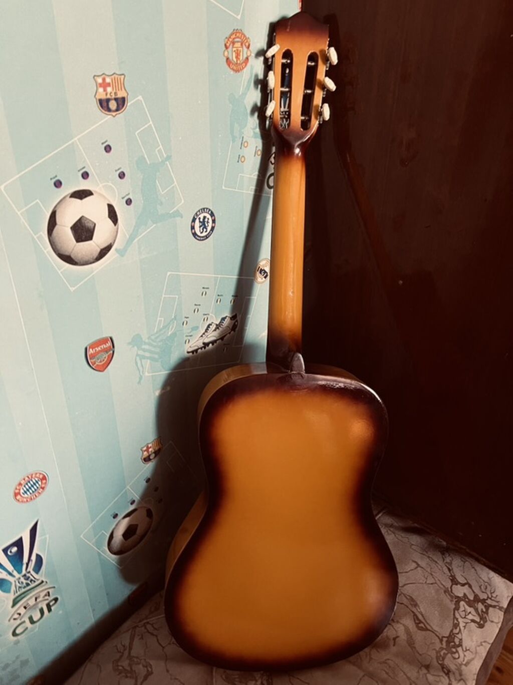 Salam bu gitar çox az işlenib gitara hevesi olanlar üçün cox ıdeal bır — Gitarlar və digər simli alətlər, Mehdiabad (2)
