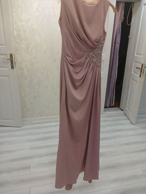 Uzun ziyafət/libas – toz-çəhrayı (dusty rose) rəngdə, qolsuz — Saatlı