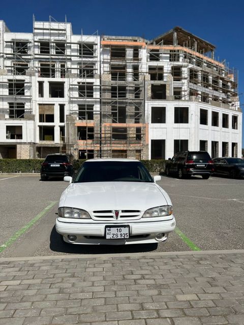 Pontiac Bonneville sedan – ağ rəng, tam ölçülü Amerikan sedanı. salam — Bakı