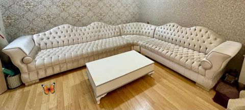 Künc divan və jurnal masası dəsti - Zərif krem rəngli, kapitone — Digah
