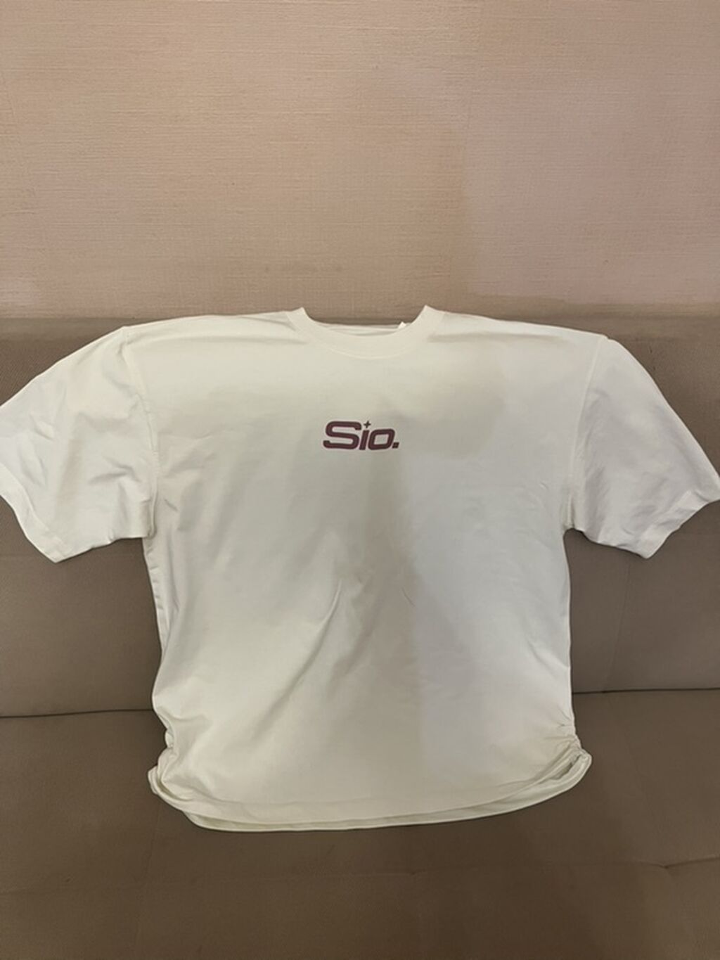 Ağ rəngli uniseks T‑shirt. Ön tərəfdə bordo rəngdə “Sio.” loqotipi — Futbolka və polo, Bakı (3)