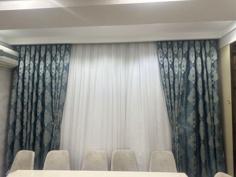 Mavi-boz tonlarda klassik naxışlı pərdə dəsti. Komplekt iki laydan — Lənkəran