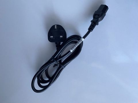 ÜK tipli (Type G) üçsayaqlı ştepselli elektrik kabeli – C13 (IEC — Hüseynov ilham