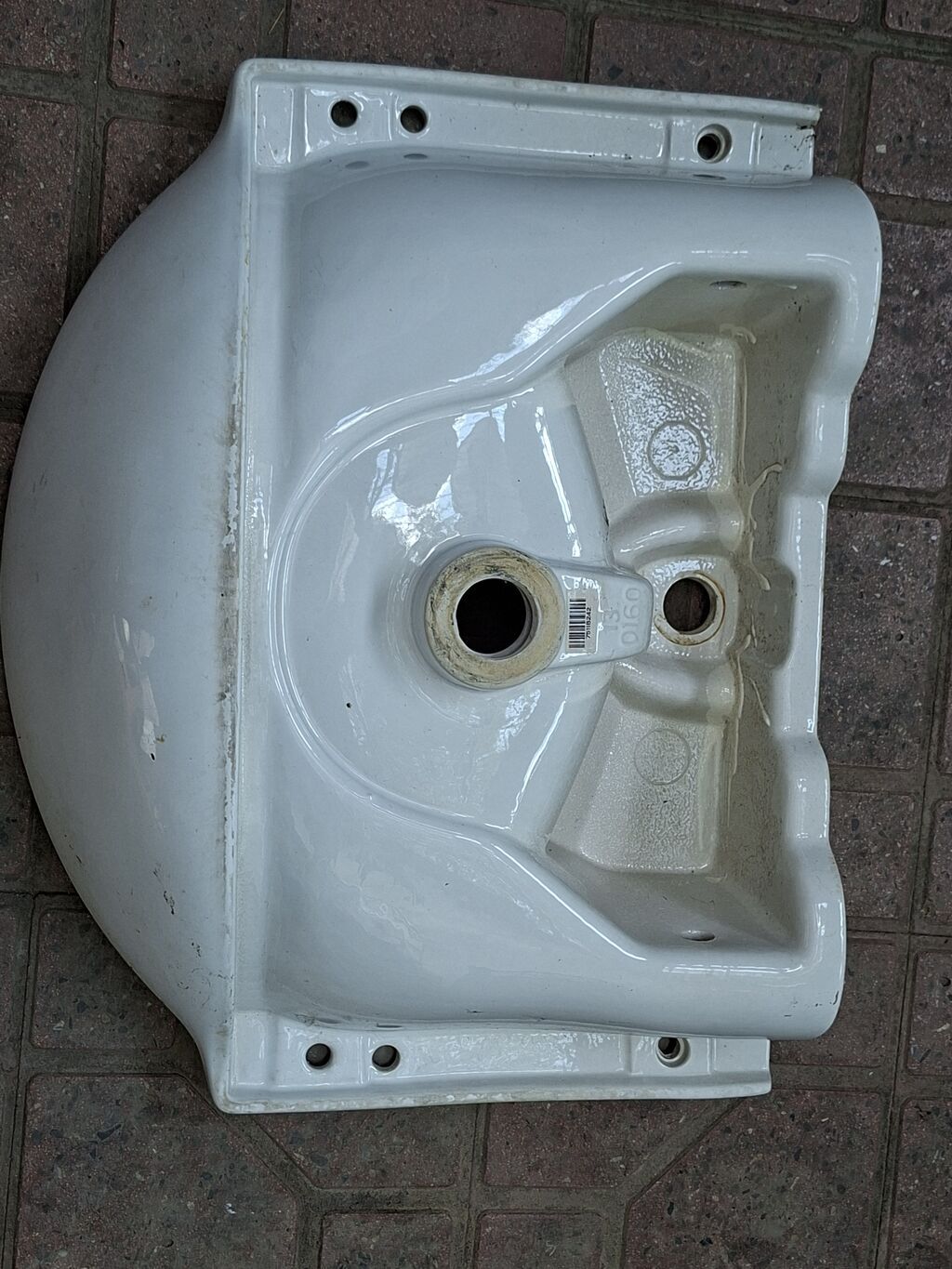Ağ rəngdə keramika divarüstü əl-üz yuma lavabosu satilir. Isteyenler — Lavabolar, Bakı (3)