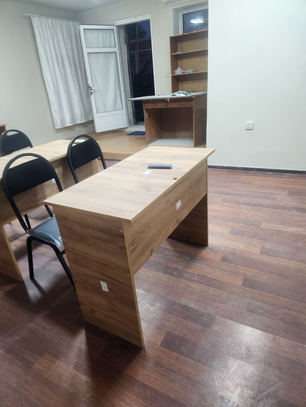 Ofis masası və yığılan stul dəsti - Masalar: taxta teksturalı, düz iş — Masalar və stullar, Digah (3)