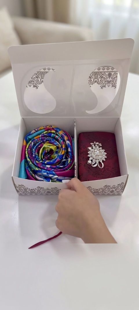 Müəllimlər gününə özəl bütün kəlağayı+broş, yaylıq+broş dəstləri — Women's clothing