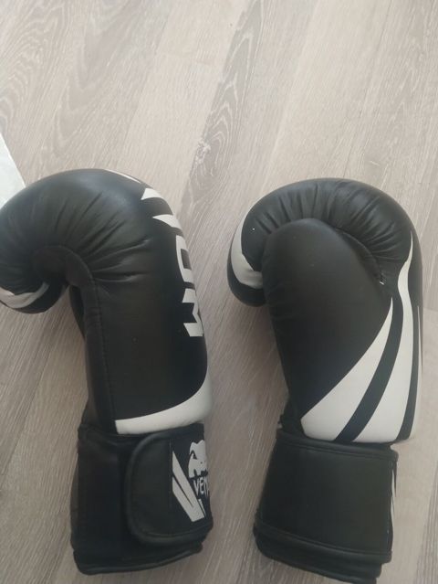 Məhsul: Venum boks əlcəkləri - Rəng: qara-ağ - Ölçü/çəki: 10 oz - 1 — Bakı