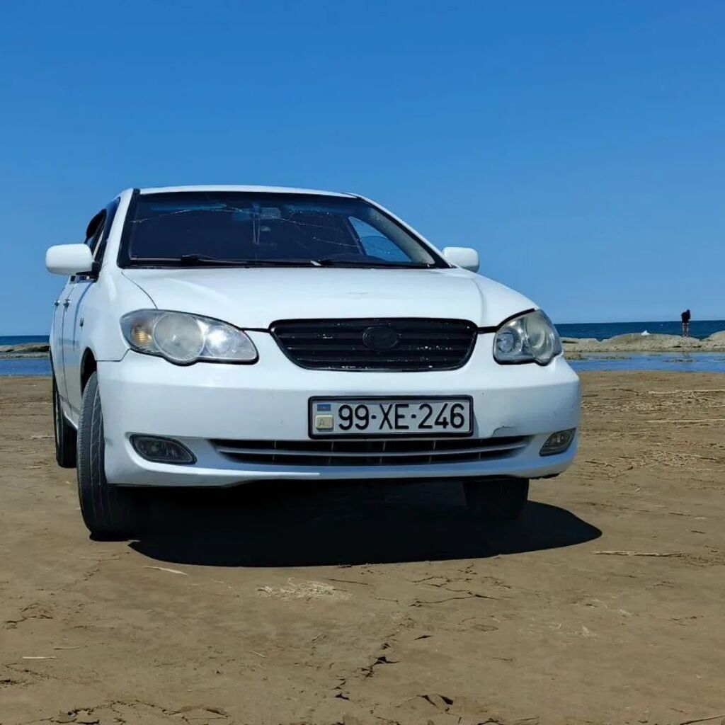 Ağ rəngli 4 qapılı sedan. Texniki xüsusiyyətlər və komplektasiya 99-XE-246 — Avtomobillər, Bakı