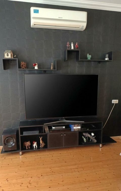 TV stend Ustde gorunen divar skaflari daxil satilir Yaxşı islenib — Bakı