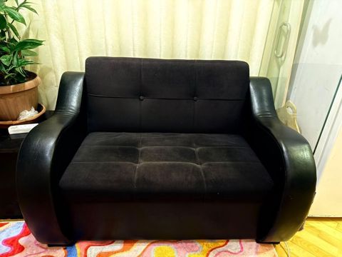 İki nəfərlik qara divan - Kompakt ölçülü, iki nəfərlik oturacaq — Bakı