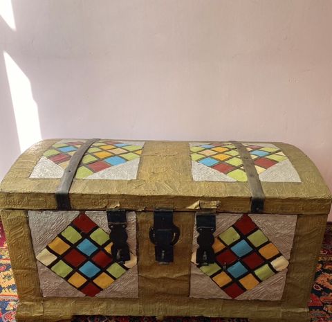 Rəngli naxışlarla bəzədilmiş dekorativ sandıq - Material: ağac gövdə — Bakı