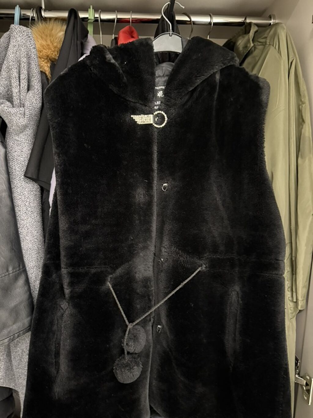 Qara süni kürk jilet - Model: kapüşonlu, düyməli ön hissə - Material — Yelek, Bakı (2)