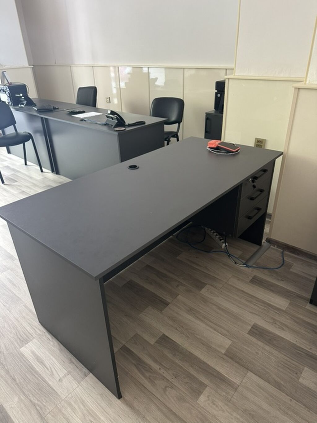 Ofis mebel dəsti – qrafit rəng - Minimalist dizaynlı iş masası: düz — Ofis mebeli, Bakı (2)