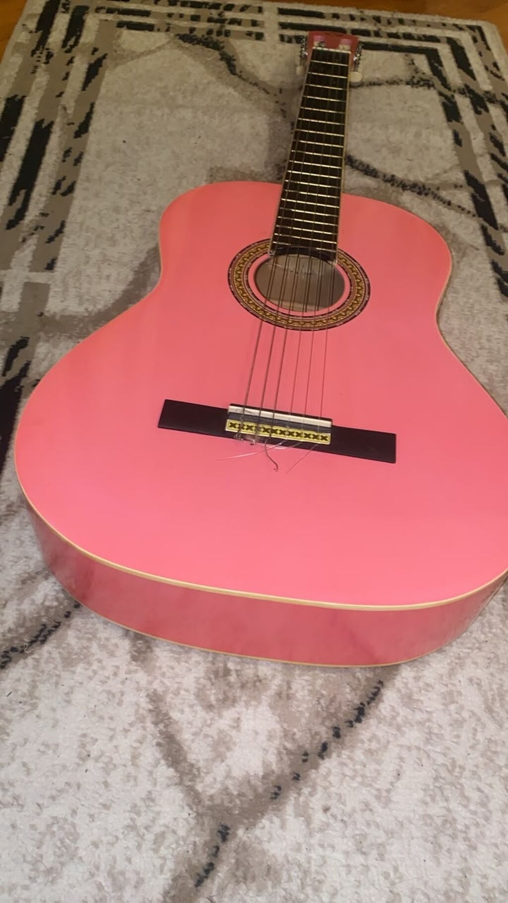 150 manata alınmışdır.Qız üçündür. Məhsul: Klassik akustik gitara — Gitarlar və digər simli alətlər, Bakı (2)