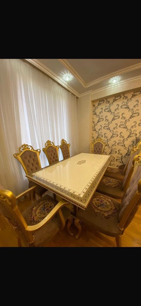 Masa desti. 550azn. 8 stulla. İdeal veziyyetde evden — Xırdalan